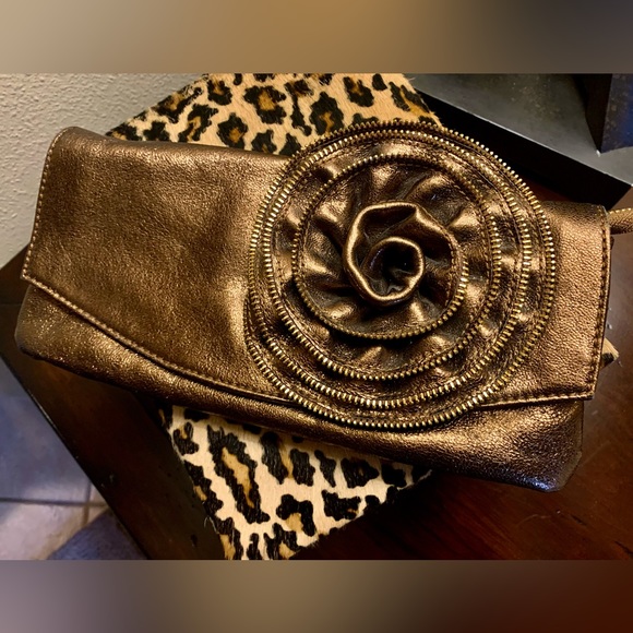 NWOT BEAUTIFUL BRONZE COLORED CLUTCH. 2COMPARTMENTS PLUS ZIPPER COMPARTMENT. - Picture 1 of 9